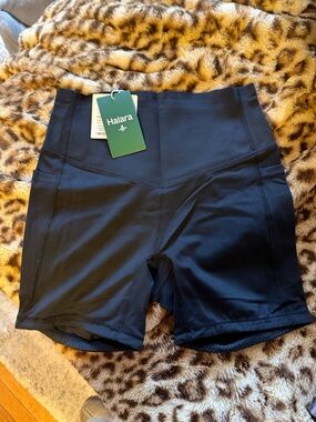 HALARA Black High-Rise Bike Shorts with Side Pockets